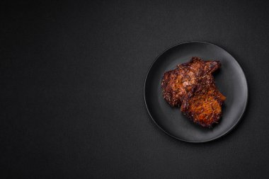 Lezzetli biftek ya da kemikte ızgara biftek, baharat ve koyu beton arka planda biberiye.