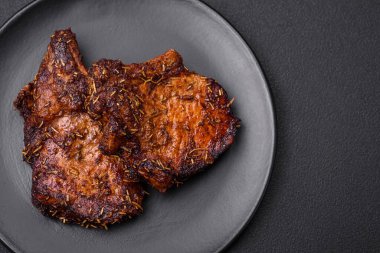 Lezzetli biftek ya da kemikte ızgara biftek, baharat ve koyu beton arka planda biberiye.