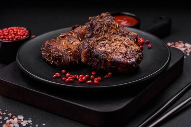 Lezzetli biftek ya da kemikte ızgara biftek, baharat ve koyu beton arka planda biberiye.