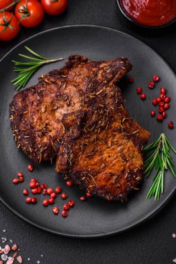Lezzetli biftek ya da kemikte ızgara biftek, baharat ve koyu beton arka planda biberiye.