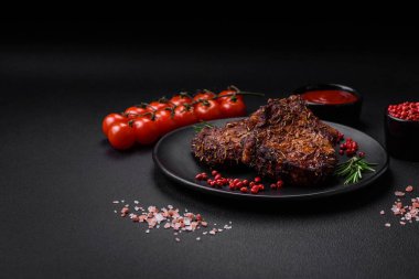 Lezzetli biftek ya da kemikte ızgara biftek, baharat ve koyu beton arka planda biberiye.