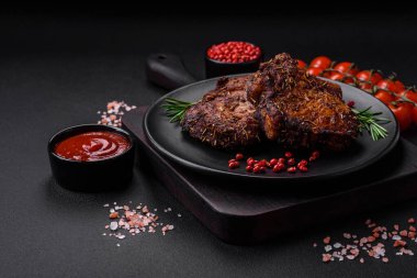 Lezzetli biftek ya da kemikte ızgara biftek, baharat ve koyu beton arka planda biberiye.