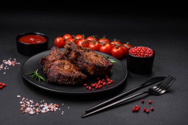 Lezzetli biftek ya da kemikte ızgara biftek, baharat ve koyu beton arka planda biberiye.