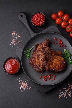 Lezzetli biftek ya da kemikte ızgara biftek, baharat ve koyu beton arka planda biberiye.