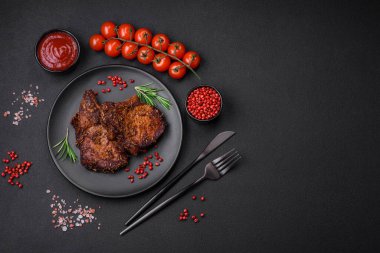 Lezzetli biftek ya da kemikte ızgara biftek, baharat ve koyu beton arka planda biberiye.