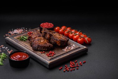 Lezzetli biftek ya da kemikte ızgara biftek, baharat ve koyu beton arka planda biberiye.