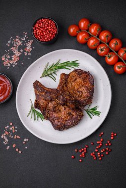 Lezzetli biftek ya da kemikte ızgara biftek, baharat ve koyu beton arka planda biberiye.
