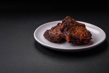 Lezzetli biftek ya da kemikte ızgara biftek, baharat ve koyu beton arka planda biberiye.