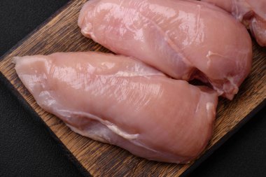 Çiğ tavuk parçaları ya da hindi filetosu. Tuz, baharat ve çimento kaplı otlar.