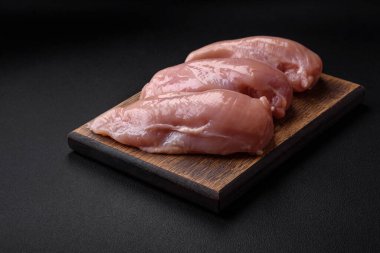 Çiğ tavuk parçaları ya da hindi filetosu. Tuz, baharat ve çimento kaplı otlar.