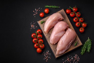 Çiğ tavuk parçaları ya da hindi filetosu. Tuz, baharat ve çimento kaplı otlar.