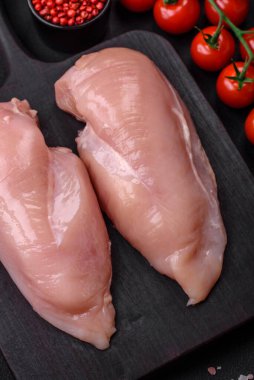 Çiğ tavuk parçaları ya da hindi filetosu. Tuz, baharat ve çimento kaplı otlar.