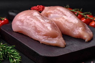 Çiğ tavuk parçaları ya da hindi filetosu. Tuz, baharat ve çimento kaplı otlar.