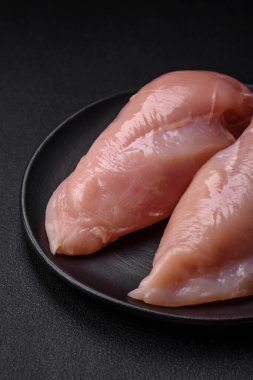 Çiğ tavuk parçaları ya da hindi filetosu. Tuz, baharat ve çimento kaplı otlar.