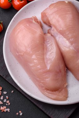 Çiğ tavuk parçaları ya da hindi filetosu. Tuz, baharat ve çimento kaplı otlar.