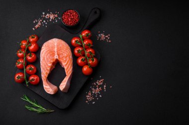 Izgara pişirme için baharatlı ve otlu taze çiğ somon bifteği. Sağlıklı deniz ürünleri