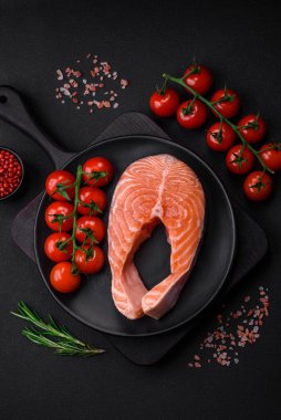 Izgara pişirme için baharatlı ve otlu taze çiğ somon bifteği. Sağlıklı deniz ürünleri