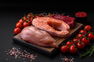 Tavuk ya da hindi fileto, çiğ biftek ve çimento kaplı baharat ve otlu somon bifteği.