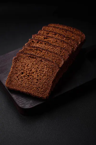 Tahta Kesme Tahtasına Kesilmiş Tahıllı Tohumlu Lezzetli Kahverengi Ekmek — Stok fotoğraf