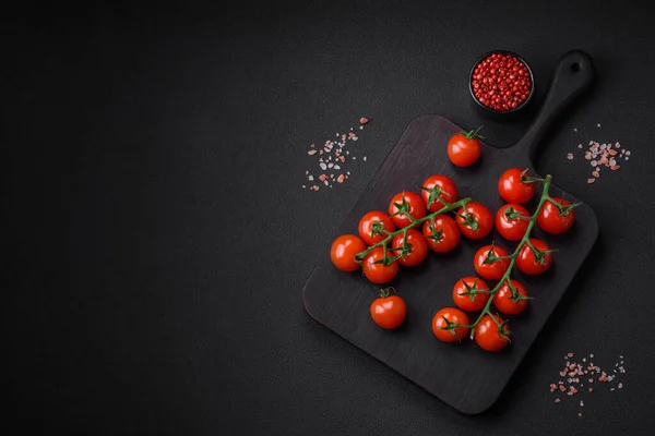 Deliciosos Tomates Cereja Frescos Galho Com Especiarias Ervas Fundo Concreto — Fotografia de Stock