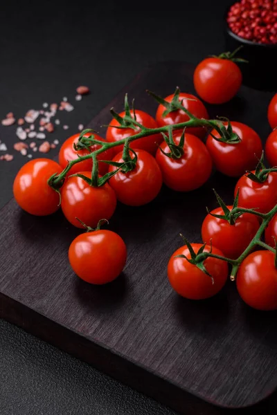 Délicieuses Tomates Cerises Fraîches Sur Une Brindille Avec Des Épices — Photo