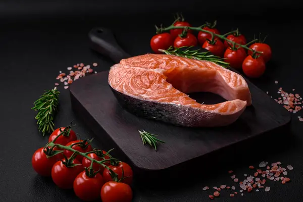 焼き立てのスパイスやハーブを使用した新鮮な生サーモンステーキ 健康的な魚介類 — ストック写真