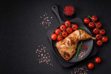 Taze ızgara tavuk budu. Tuzlu, baharatlı ve çimento kaplı.