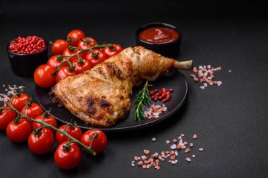 Taze ızgara tavuk budu. Tuzlu, baharatlı ve çimento kaplı.