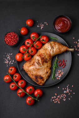 Taze ızgara tavuk budu. Tuzlu, baharatlı ve çimento kaplı.