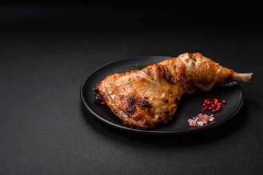 Taze ızgara tavuk budu. Tuzlu, baharatlı ve çimento kaplı.