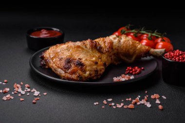 Taze ızgara tavuk budu. Tuzlu, baharatlı ve çimento kaplı.