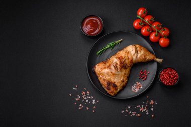 Taze ızgara tavuk budu. Tuzlu, baharatlı ve çimento kaplı.