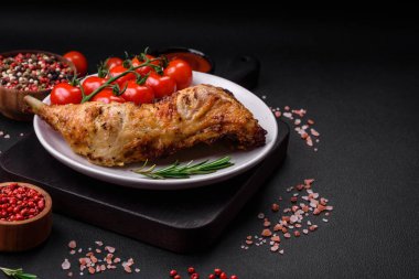 Taze ızgara tavuk budu. Tuzlu, baharatlı ve çimento kaplı.