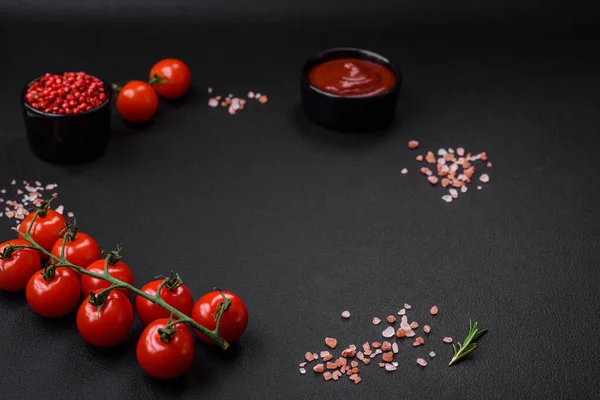 Mesa Textura Preta Vazia Tomates Cereja Galho Temperos Sal Ervas — Fotografia de Stock
