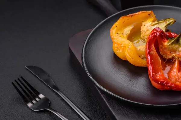 Köstliche Saftige Gegrillte Paprika Mit Gewürzen Und Kräutern Auf Dunklem — Stockfoto