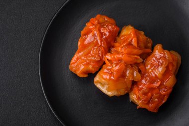 Etli, pirinçli, tuzlu, baharatlı ve otlu lahana sarmaları. Geleneksel Ukrayna mutfağı