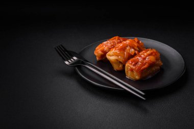 Etli, pirinçli, tuzlu, baharatlı ve otlu lahana sarmaları. Geleneksel Ukrayna mutfağı