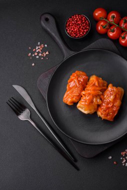 Etli, pirinçli, tuzlu, baharatlı ve otlu lahana sarmaları. Geleneksel Ukrayna mutfağı