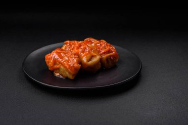 Etli, pirinçli, tuzlu, baharatlı ve otlu lahana sarmaları. Geleneksel Ukrayna mutfağı