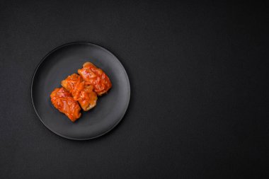 Etli, pirinçli, tuzlu, baharatlı ve otlu lahana sarmaları. Geleneksel Ukrayna mutfağı