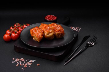 Etli, pirinçli, tuzlu, baharatlı ve otlu lahana sarmaları. Geleneksel Ukrayna mutfağı