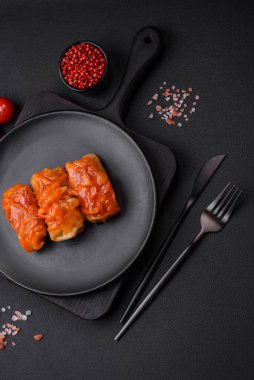 Etli, pirinçli, tuzlu, baharatlı ve otlu lahana sarmaları. Geleneksel Ukrayna mutfağı