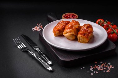 Etli, pirinçli, tuzlu, baharatlı ve otlu lahana sarmaları. Geleneksel Ukrayna mutfağı