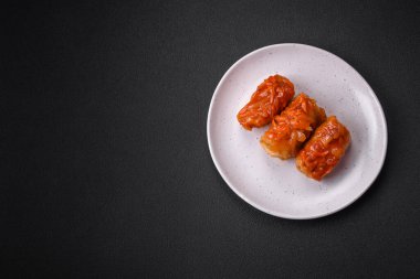 Etli, pirinçli, tuzlu, baharatlı ve otlu lahana sarmaları. Geleneksel Ukrayna mutfağı