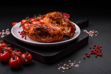 Lezzetli kızarmış levrek balığı. Koyu beton arka planda seramik bir tabakta baharat ve otlarla dilimler halinde.