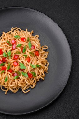 Sebzeli, tuzlu, baharatlı ve çimento kaplı seramik bir tabakta taze Asya eriştesi.