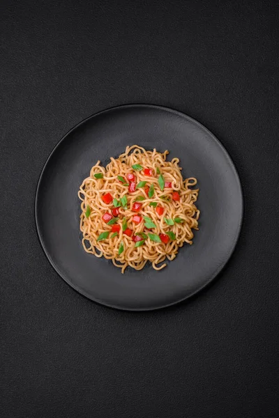 Νόστιμα Φρέσκα Ασιατικά Noodles Λαχανικά Αλάτι Μπαχαρικά Και Βότανα Κεραμικό — Φωτογραφία Αρχείου