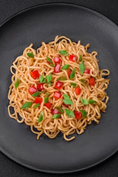 Deliziose Tagliatelle Asiatiche Fresche Con Verdure Sale Spezie Erbe Piatto — Foto Stock