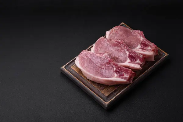 Rohes Schweinefleisch Auf Knochen Oder Rippe Scheiben Geschnitten Mit Salz — Stockfoto