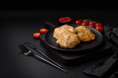 Lezzetli kızarmış fileto, baharatlı, tuzlu ve çimento kaplı gözleme.